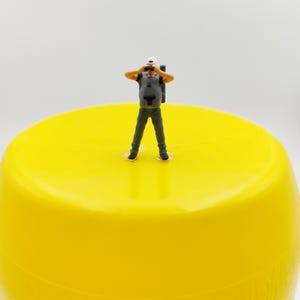 1:64 Photographer Mini Figure | Tiny Camera Man DioramaMiniature People for Hot Wheels Scene | Micro Scale Model Figurine | Terrarium Decor