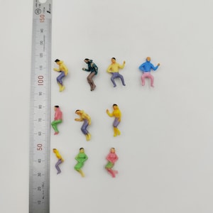 Set of Miniature Figures.1:64 Scale,Mini Sports Action Figures - Colorful Plastic Dolls for DIY Sandbox & Micro Landscape Decoration