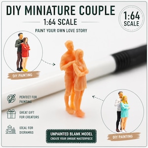 Puede incluir: Figuras de pareja en miniatura sin pintar a escala 1:64. Las figuras se muestran en un abrazo amoroso, perfectas para pintar y proyectos de dioramas. El texto dice "DIY Miniature Couple" y "Paint Your Own Love Story."