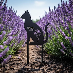 Könnte beinhalten: Schwarze Metall-Katzen-Silhouette-Gartenstecker mit den Worten "NAME DATE" und einem floralen Design. Der Stecker befindet sich in einem Lavendelfeld mit Reihen von lila Blumen im Hintergrund.