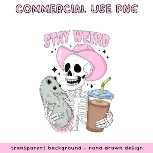 Puede incluir: Ilustración digital de un esqueleto con un sombrero de vaquero rosa, sosteniendo una zarigüeya y una bebida de café. El texto "STAY WEIRD" está encima del esqueleto. También están presentes las palabras "COMMERCIAL USE PNG" y "transparent background - hand drawn design".
