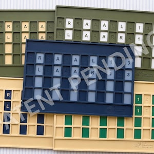 Op de afbeelding: Een collectie rechthoekige siliconen mahjong-tegelhouders in olijfgroen, marineblauw en beige. Elke houder heeft een raster van verzonken sleuven, sommige met tegels met de letters R, L, A en de cijfers 1, 2, 3. Het logo van Mahjong Foundry is in reli&euml;f aangebracht.