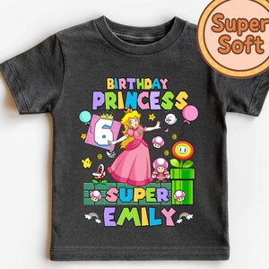 Op de afbeelding: Witte keramische mok met een zwart handvat en de tekst "But First, Coffee" in handschriftstijl. De mok staat op een wit oppervlak. Geschikt voor warme dranken.