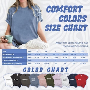 Op de afbeelding: Een lichtblauw T-shirt met opgerolde mouwen. De afbeelding bevat een maattabel met afmetingen in inches en een kleurentabel met verschillende shirtkleuren. De tekst op de afbeelding luidt "COMFORT COLORS SIZE CHART."