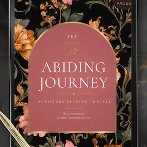 Può includere: Un tablet digitale che mostra "The Abiding Journey", un tracker di lettura delle scritture con un design floreale. Il tablet ha 42 pagine. Una penna d'oro, cuffie e fermagli sono visibili anche su una superficie di marmo nero.
