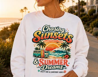 Sweat-shirt ras du cou Chasing Sunsets & Summer Dreams | Graphique coucher de soleil sur la plage