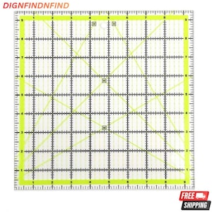 Può includere: Un righello quadrato e trasparente per quilting con un motivo a griglia e linee diagonali. Il righello ha segni neri e gialli per misurazioni precise in centimetri. Il testo "DIGNFINDNFIND" è in alto. Progettato per il taglio preciso dei tessuti.