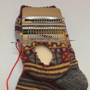 Może przedstawiać: Zestaw trzech ceramicznych kubków z nakrapianym, matowym wykończeniem. Kubki są w odcieniach kremu, jasnego brązu i ciemnego brązu. Każdy kubek ma prosty, minimalistyczny design.