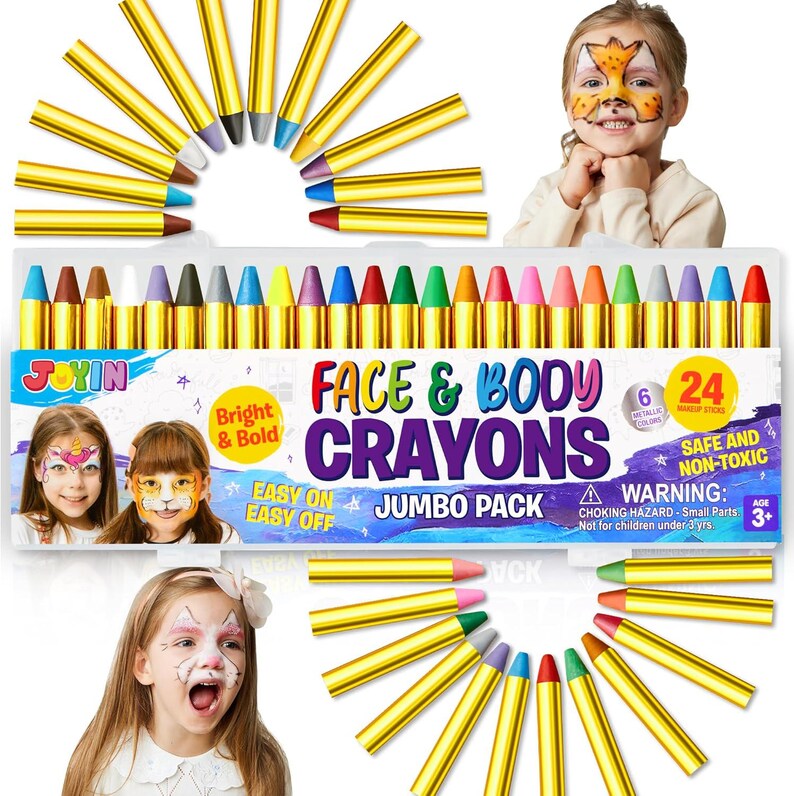Op de afbeelding: Een doos met 24 gezichts- en lichaamskrijtjes in diverse kleuren, met gouden metallic houders. De doos toont de tekst "FACE & BODY CRAYONS JUMBO PACK" en afbeeldingen van kinderen met schmink. De krijtjes zijn veilig en niet-toxisch.