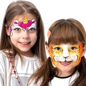 Op de afbeelding: Twee jonge mensen met schmink. E&eacute;n heeft een eenhoornontwerp met roze, paarse en gele accenten. De ander heeft een tijgerontwerp met oranje, gele en zwarte details. Beide lachen en dragen witte shirts.