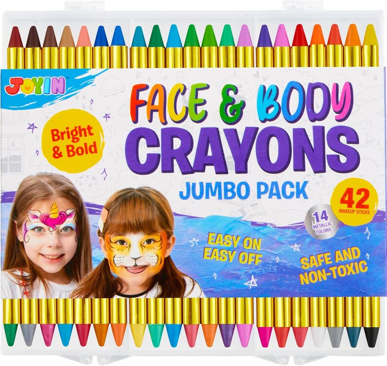 Op de afbeelding: Een jumbo verpakking van 42 gezichts- en lichaamskrijtjes in diverse kleuren. De doos toont de tekst "Face & Body Crayons" en "Jumbo Pack". De krijtjes zijn "Easy On, Easy Off" en "Veilig en niet-toxisch".