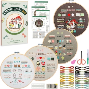 Puede incluir: Kit de bordado con una caja con un diseño de hongo y el texto "Kit de bordado". Incluye aros de bordado con ejemplos de puntadas, hilo, tijeras y agujas. Los aros están etiquetados como "Fácil", "Normal", "Difícil" y "Difícil".