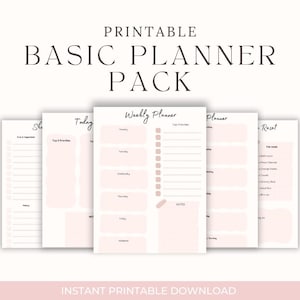 Può includere: Un pacchetto di pianificatore di base stampabile con sfondo bianco. Le pagine del pianificatore hanno una combinazione di colori rosa tenue e includono sezioni per la pianificazione settimanale, elenchi di cose da fare e note. Il testo "PRINTABLE BASIC PLANNER PACK" è in alto.