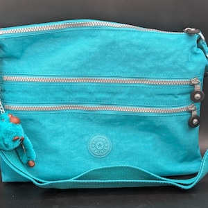 Kipling Sac à main bandoulière en nylon froissé bleu sarcelle, 4 poches zippées, logo Furry Monkey