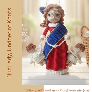 Puede incluir: Muñeca de ganchillo de Nuestra Señora Desatadora de Nudos, con vestido rojo, banda azul y halo. La muñeca sostiene dos pequeñas figuras de ángeles. El texto dice: "María, que con tus manos desatas los nudos que nos impiden caminar."