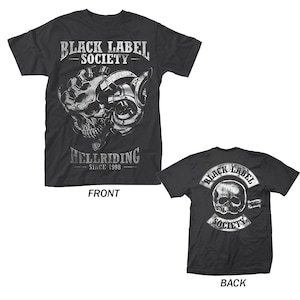 Puede incluir: Camiseta negra con un gráfico de calavera y motor. La parte delantera de la camiseta presenta el texto "BLACK LABEL SOCIETY" encima de la calavera y "HELLRIDING SINCE 1998" debajo. La parte trasera de la camiseta tiene un gráfico de calavera y el texto "BLACK LABEL SOCIETY".