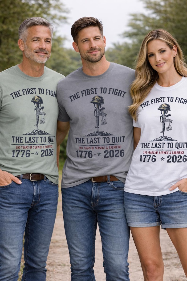 De eerste om te vechten De laatste om te stoppen met militair gedenkteken T-shirt | 1776-2026: service en opoffering afbeelding 1