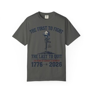 De eerste om te vechten De laatste om te stoppen met militair gedenkteken T-shirt | 1776-2026: service en opoffering afbeelding 12