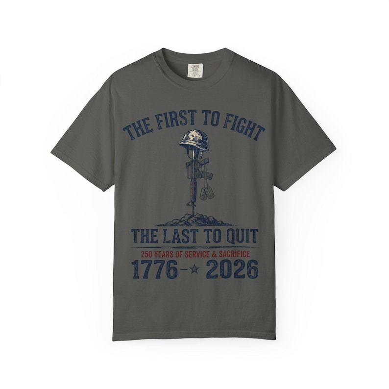 De eerste om te vechten De laatste om te stoppen met militair gedenkteken T-shirt | 1776-2026: service en opoffering afbeelding 12