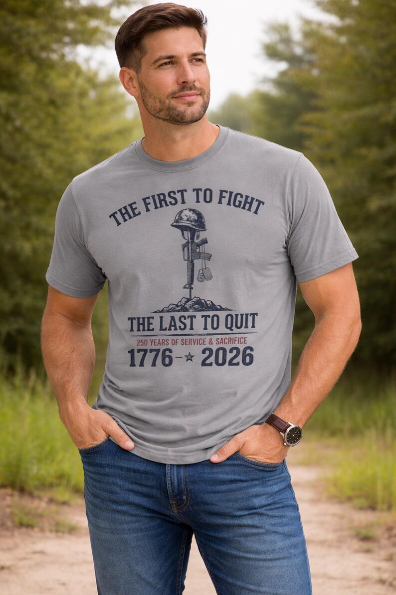 De eerste om te vechten De laatste om te stoppen met militair gedenkteken T-shirt | 1776-2026: service en opoffering afbeelding 3