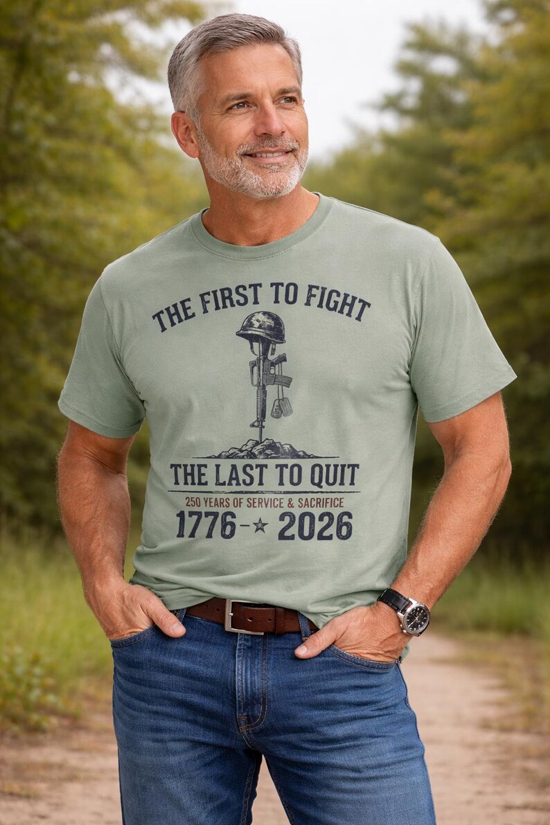 De eerste om te vechten De laatste om te stoppen met militair gedenkteken T-shirt | 1776-2026: service en opoffering afbeelding 4