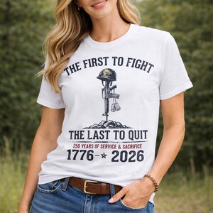 De eerste om te vechten De laatste om te stoppen met militair gedenkteken T-shirt | 1776-2026: service en opoffering afbeelding 2