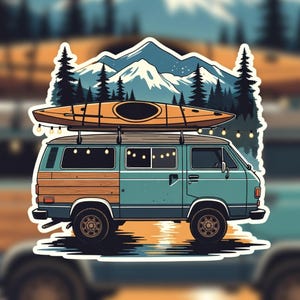 Puede incluir: Ilustración de una furgoneta turquesa con un kayak en el techo, sobre un fondo de montañas y árboles. El texto "Vanlife Wanderer" aparece en la parte inferior de la imagen.