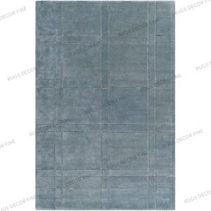 Könnte beinhalten: Rechteckiger, blau-grauer Teppich mit einem Rastermuster. Der Teppich hat eine weiche, plüschige Textur und einen dezenten Glanz. Das Design zeigt sich durch sich kreuzende Linien, die ein geometrisches Muster bilden. Geeignet für Wohn- und Schlafzimmer. Ca. 200cm x 300cm.