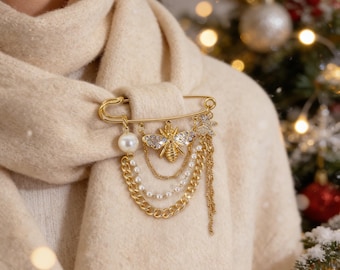 Broche vintage de abeja dorada con cadenas de perlas superpuestas para elegantes atuendos de boda.