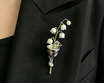 Spilla a forma di mini vaso con bouquet di fiori freschi, argento e oro, Tussy Mussy, spilla da matrimonio