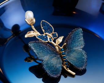 Broche de mariposa de esmalte azul con perla dorada, joyería inspirada en la naturaleza, hecho a mano.