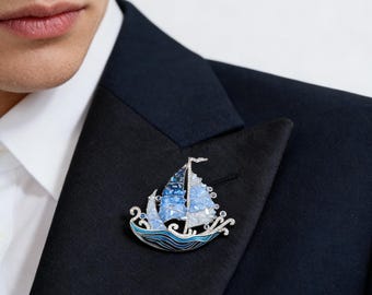 Zeilbootbroche van blauw kristal, vergulde nautische scheepsspeld, vloeiende zeilsymboliek