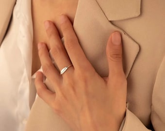 Anillo personalizado de acero inoxidable con nombre, delicado anillo grabado, joyería minimalista.