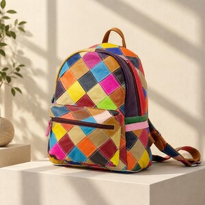 Kleurrijke patchwork leren rugzak, handgemaakte mini-dagrugzak voor dames, converteerbare schoudertas, tas voor dagelijks gebruik en op reis.