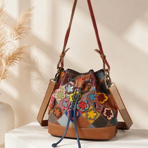 Bolso cubo de piel con estampado floral, bolso bandolera hecho a mano, bolso de piel auténtica con cordón, bolso tote bohemio para mujer.