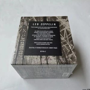 Puede incluir: Un box set de 10 CD con las grabaciones de estudio completas de Led Zeppelin. El embalaje muestra el nombre de la banda y los detalles del álbum. El set incluye los nueve álbumes de estudio, pistas extra y un folleto con un ensayo.
