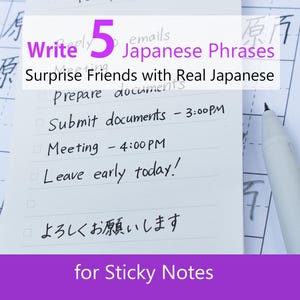 以下が含まれることがあります： 手書きの日本語のフレーズと英語のテキストが書かれた白い付箋。テキストには「Write 5 Japanese Phrases」、「Submit documents - 3:00PM」、「Meeting - 4:00PM」が含まれています。白いペンがメモの隣にあります。