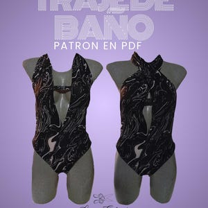Puede incluir: Dos trajes de baño con estampado en blanco y negro exhibidos en maniquíes sobre un fondo morado. El texto "TRAJE DE BANO PATRON EN PDF" está en la parte superior. El nombre del diseñador y "MUNDODEPATRONES" están en la parte inferior.