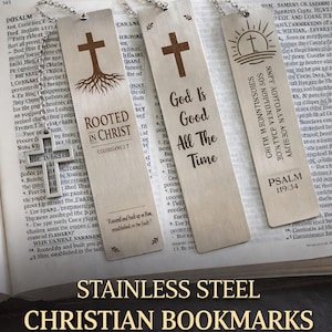Op de afbeelding: Roestvrijstalen christelijke bladwijzers met gegraveerde Schriftontwerpen. De bladwijzers hebben een kruis, de tekst "God is altijd goed" en "Geworteld in Christus". Elke bladwijzer heeft een ketting.
