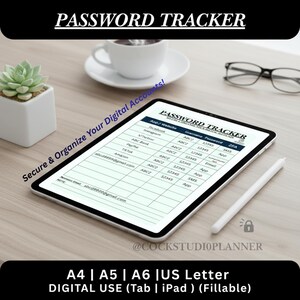 Op de afbeelding: Een digitale wachtwoordtracker op een tablet, met een witte stylus. De tablet toont een invulbaar formulier voor website, gebruikersnaam en wachtwoord. De afbeelding bevat een kopje koffie, een bril en een kleine vetplant.