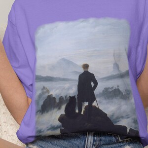 Camiseta con el gato "Wanderer Above the Sea of Fog" / Camiseta de arte de Caspar David Friedrich / Camiseta de pintura romántica Dark Academia / Regalo de gato negro imagen 1