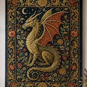 Puede incluir: Un tapiz de pared rectangular que presenta un dragón dorado central con grandes alas de tonos rojizos, sobre un fondo azul oscuro. El dragón está rodeado por un borde detallado de flores naranjas, follaje verde y granadas.
