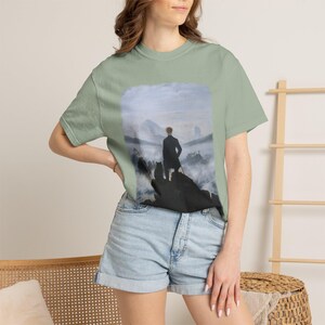 Camiseta con el gato "Wanderer Above the Sea of Fog" / Camiseta de arte de Caspar David Friedrich / Camiseta de pintura romántica Dark Academia / Regalo de gato negro imagen 9