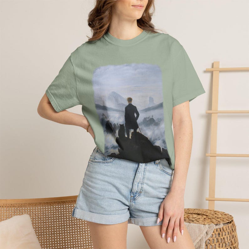 Camiseta con el gato "Wanderer Above the Sea of Fog" / Camiseta de arte de Caspar David Friedrich / Camiseta de pintura romántica Dark Academia / Regalo de gato negro imagen 9