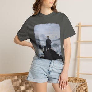 Camiseta con el gato "Wanderer Above the Sea of Fog" / Camiseta de arte de Caspar David Friedrich / Camiseta de pintura romántica Dark Academia / Regalo de gato negro imagen 4