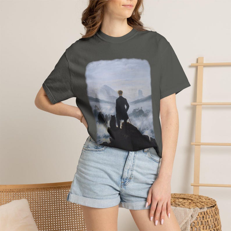 Camiseta con el gato "Wanderer Above the Sea of Fog" / Camiseta de arte de Caspar David Friedrich / Camiseta de pintura romántica Dark Academia / Regalo de gato negro imagen 4