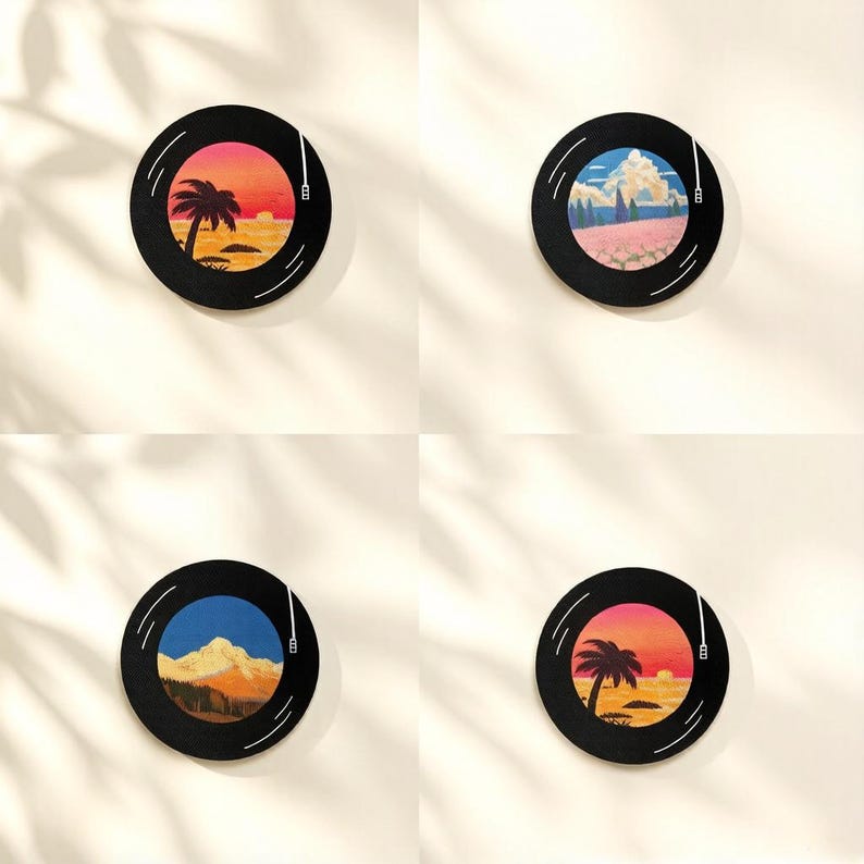 Puede incluir: Cuatro piezas de arte mural circulares dise&ntilde;adas para parecer discos de vinilo. Cada disco negro presenta una ilustraci&oacute;n circular central que representa diferentes paisajes, incluyendo atardeceres tropicales con palmeras y monta&ntilde;as.