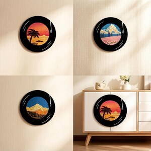 Puede incluir: Una colecci&oacute;n de piezas de arte mural circulares dise&ntilde;adas para parecer discos de vinilo. Cada pieza presenta un anillo exterior negro con una ilustraci&oacute;n circular central que representa varios paisajes, incluyendo una puesta de sol.