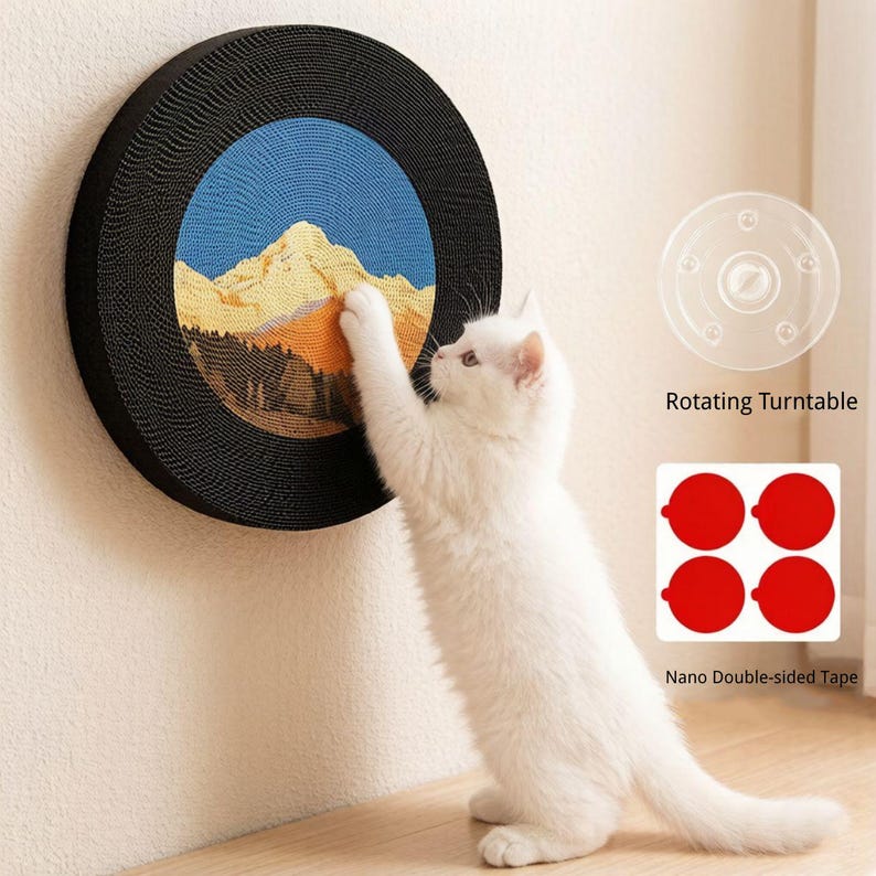 Puede incluir: Un rascador para gatos circular de pared con marco negro y un gr&aacute;fico central de paisaje monta&ntilde;oso. El conjunto incluye un componente de plataforma giratoria transparente y cuatro almohadillas adhesivas rojas de cinta nano de doble cara.
