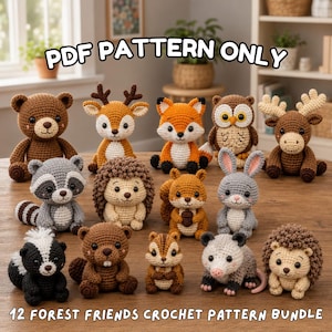 Puede incluir: Una colección de 12 figuras de animales del bosque tejidas a ganchillo, incluyendo un oso, ciervo, zorro, búho, alce, mapache, erizo, ardilla, conejo, mofeta, castor y zarigüeya. La imagen incluye el texto PDF PATTERN ONLY y 12 FOREST FRIENDS CROCHET PATTERN BUNDLE.
